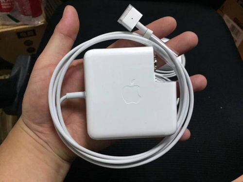 苹果笔记本电脑充电时充电器是什么颜色的