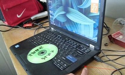 DELL电脑怎么放光碟