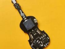 国外小姐姐利用ATtiny85做了一把迷你PCB小提琴