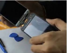 手机出现一条绿色竖线什么原因